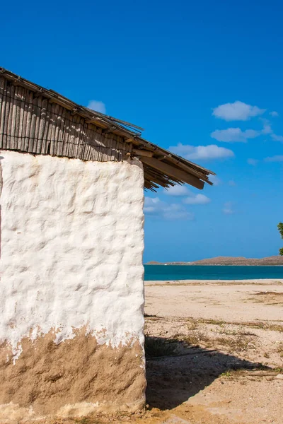 Casa de adobe tradicional ao lado do mar sob o céu azul — Fotografia de Stock