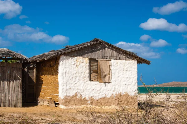 Casa de adobe tradicional ao lado do mar sob o céu azul — Fotografia de Stock