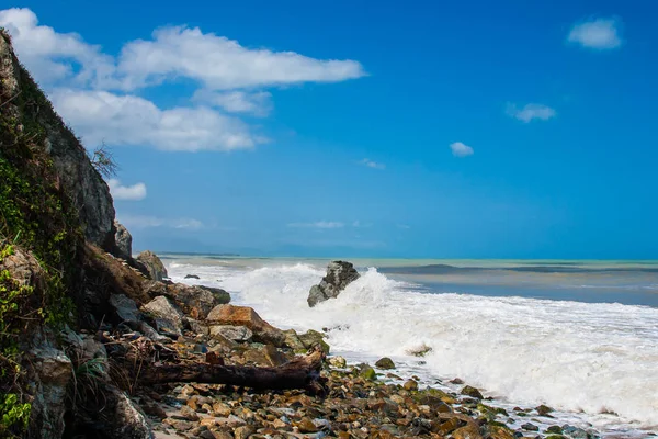 Волны ломаются на каменистом пляже — стоковое фото
