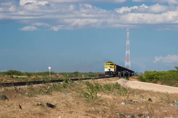 Tren de Cerrejón conduciendo por el desierto de Guajira — Foto de Stock