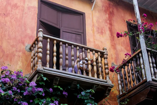Tankeväckande gammal dam på en vacker balkong — Stockfoto