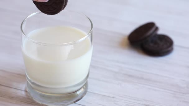 Mujer mojando galletas de chocolate en la leche — Vídeos de Stock