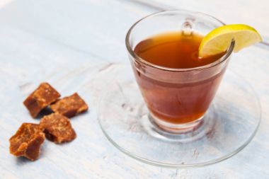 Limonlu sıcak şekerkamışı suyu (aguapanela)