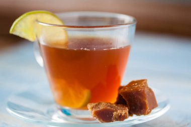 Limonlu sıcak şekerkamışı suyu (aguapanela)