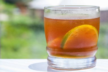 Soğuk şeker kamışı-suyla limon