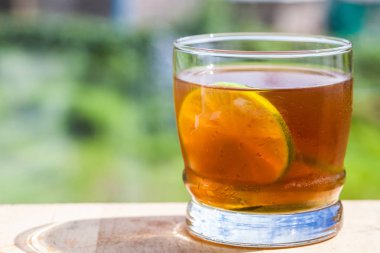 Soğuk şeker kamışı-suyla limon