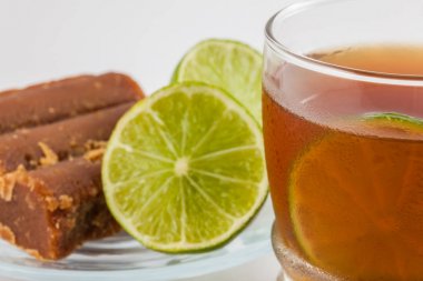 Soğuk şeker kamışı-suyla limon