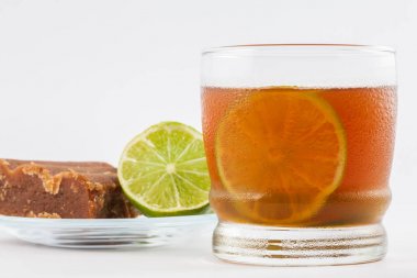 Soğuk şeker kamışı-suyla limon