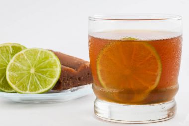 Soğuk şeker kamışı-suyla limon