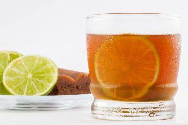 Soğuk şeker kamışı-suyla limon