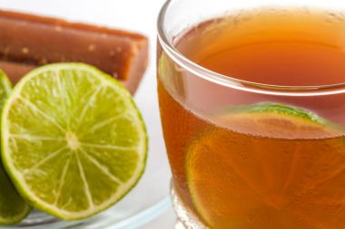 Soğuk şeker kamışı-suyla limon