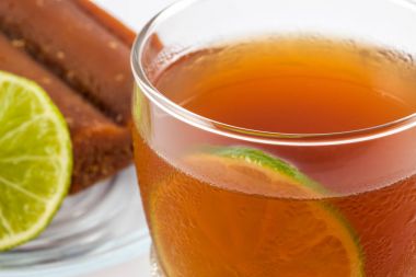 Soğuk şeker kamışı-suyla limon