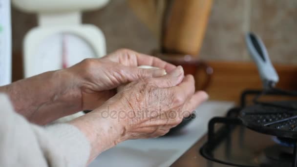 Seniorin bereitet Arepas vor — Stockvideo