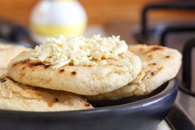 Kolombiya beyaz mısır arepa peynir ile