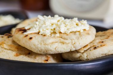 Kolombiya beyaz mısır arepa peynir ile