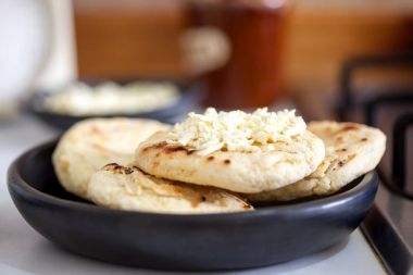 Kolombiya beyaz mısır arepa peynir ile