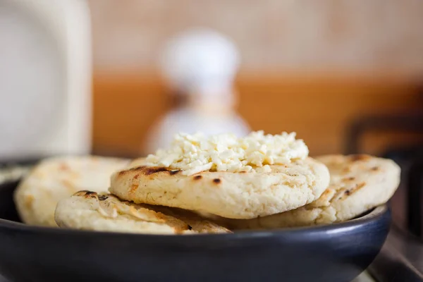 Arepa colombiana de maíz blanco con queso — Foto de Stock