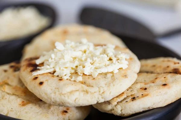 Arepa colombiana de maíz blanco con queso — Foto de Stock