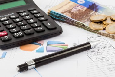 Aylık bütçe, para, kalem ve hesap makinesi