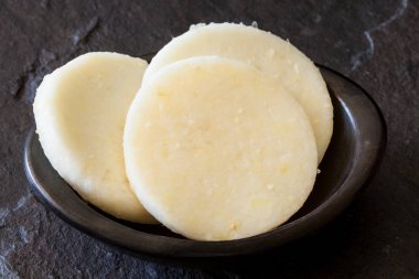 Ham geleneksel Kolombiya beyaz mısır arepa