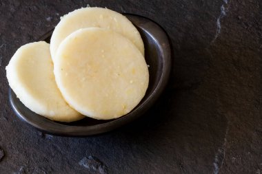 Ham geleneksel Kolombiya beyaz mısır arepa