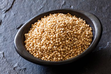 Geleneksel siyah şişkin quinoa tohumları (Chenopodium quinoa) 