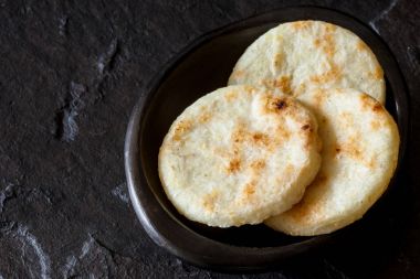 Kavrulmuş geleneksel Kolombiya beyaz mısır arepa