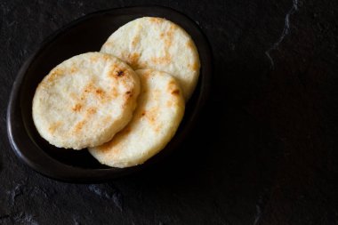 Kavrulmuş geleneksel Kolombiya beyaz mısır arepa