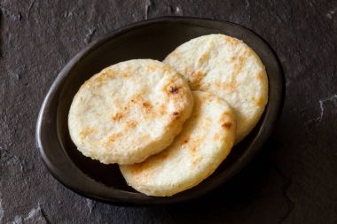 Kavrulmuş geleneksel Kolombiya beyaz mısır arepa