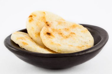 Kavrulmuş geleneksel Kolombiya beyaz mısır arepa