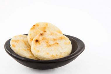 Kavrulmuş geleneksel Kolombiya beyaz mısır arepa