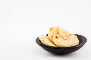 Kavrulmuş geleneksel Kolombiya beyaz mısır arepa