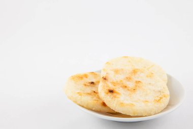 Kavrulmuş geleneksel Kolombiya beyaz mısır arepa