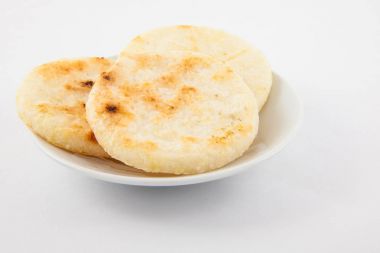 Kavrulmuş geleneksel Kolombiya beyaz mısır arepa