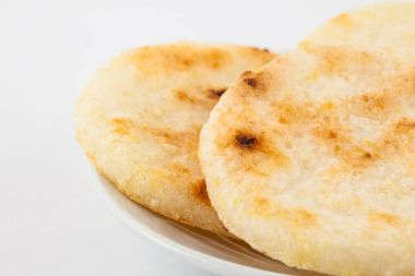 Kavrulmuş geleneksel Kolombiya beyaz mısır arepa