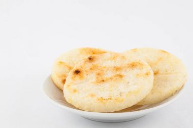 Kavrulmuş geleneksel Kolombiya beyaz mısır arepa