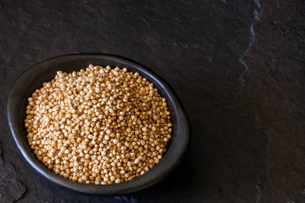 Geleneksel siyah şişkin quinoa tohumları (Chenopodium quinoa) 