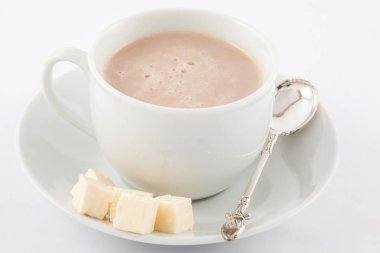 Sıcak çikolata içer peynirli beyaz dishware hizmet