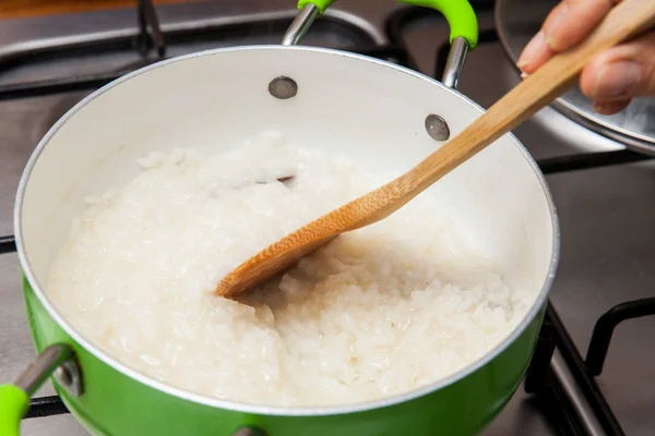 Подготовка риса для рисового пудинга — стоковое фото