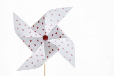 Hearts kağıt fırıldak izole