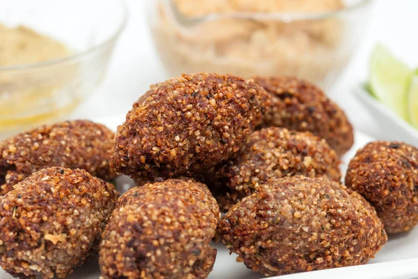 Kibbeh frito listo servido con tahini y hummus — Foto de Stock