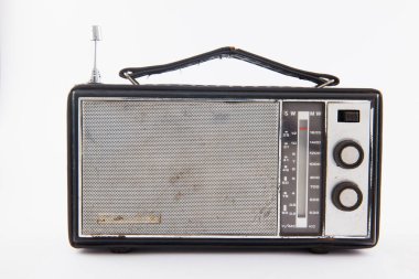 Eski radyo beyaz arkaplanda izole edildi