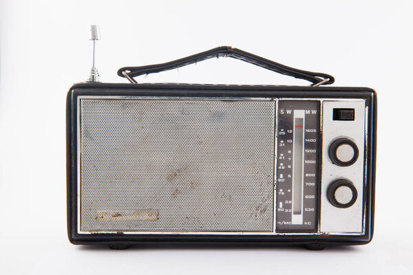 старое ретро-радио изолировано на белом фоне