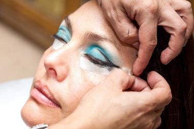 Kedi gözleri oluşturmak için kullanılan maskeleme bandı kaldırma