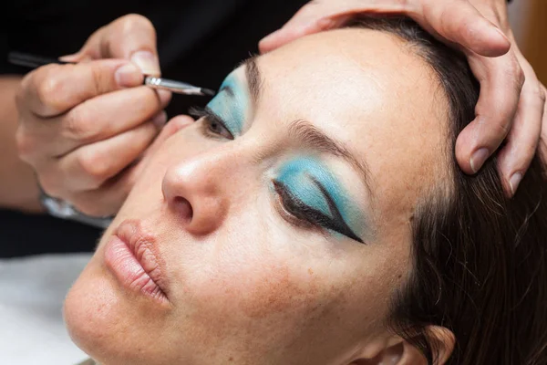 Kedi gözleri beyaz kadınlarda oluşturma sanatçı makyaj