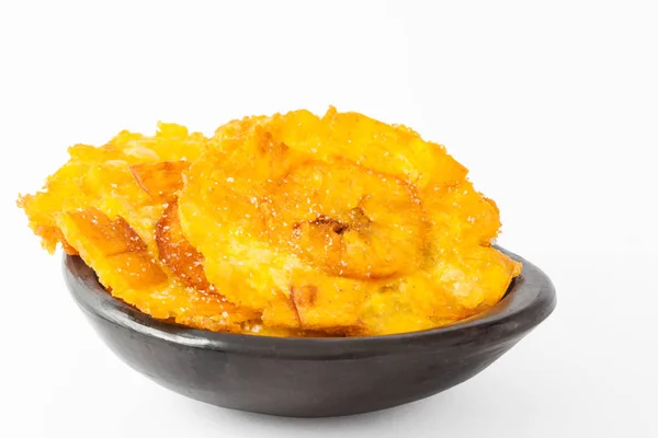 Muz patacones siyah çanak üzerinde