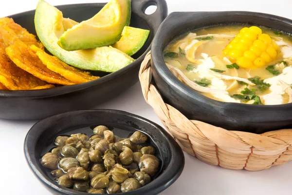 Traditionella colombianska ajiaco serveras på svart maträtt — Stockfoto