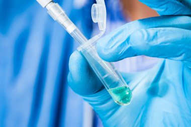 EPPENDORF tüp ve pipet tutan bilim adamı