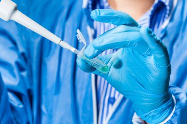 EPPENDORF tüp ve pipet tutan bilim adamı