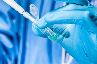 EPPENDORF tüp ve pipet tutan bilim adamı